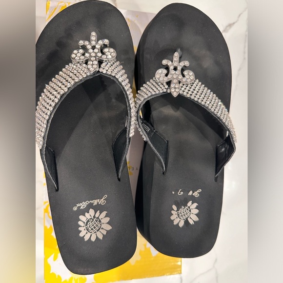 🌸Yellow box Fudora Black Size 6.5 Great used condition.🌸 - Picture 8 of 8